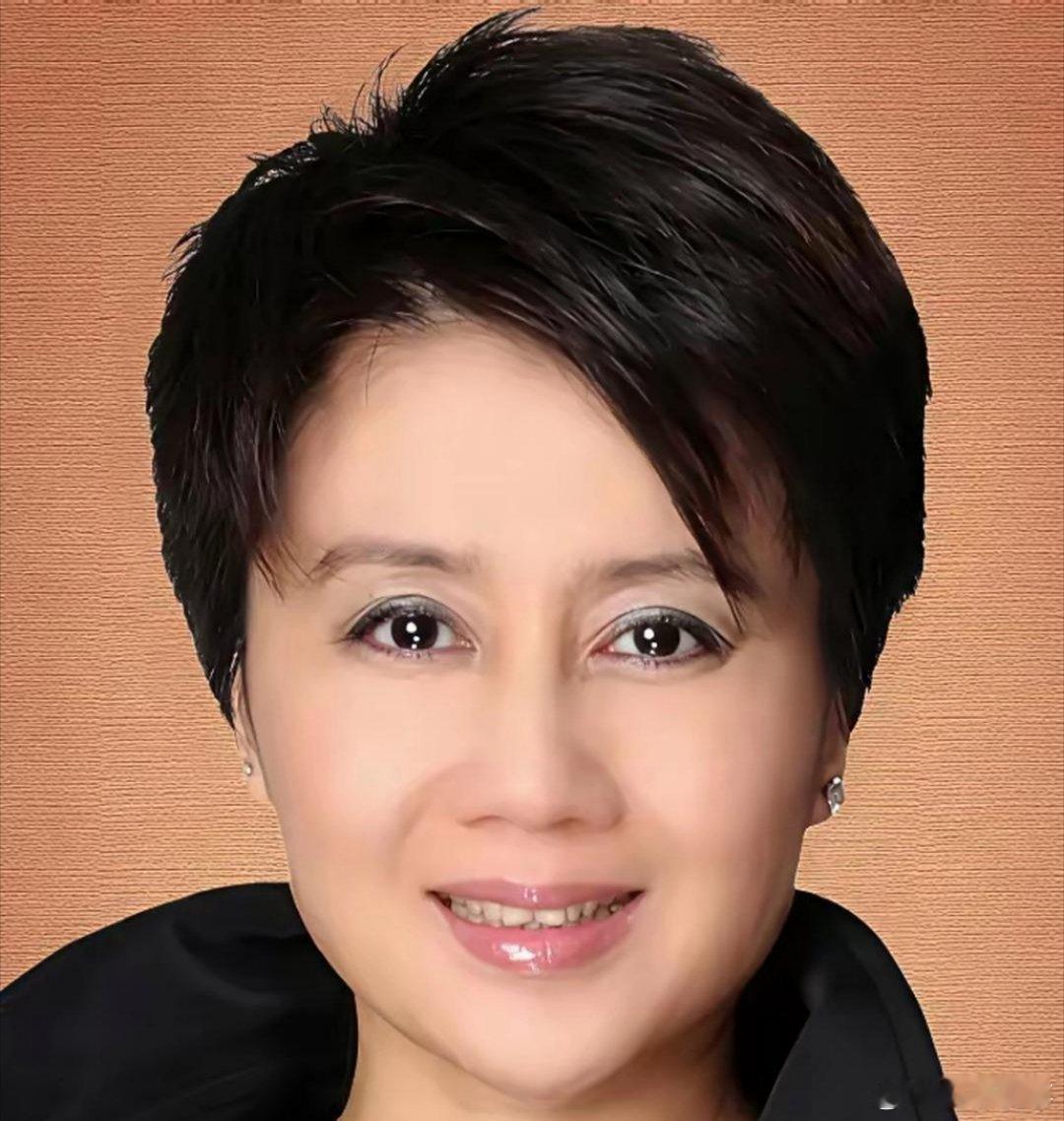 有次主持人问四太梁安琪，赌王78岁时他们生了最后一个孩子，是不是试管婴儿。四太笑