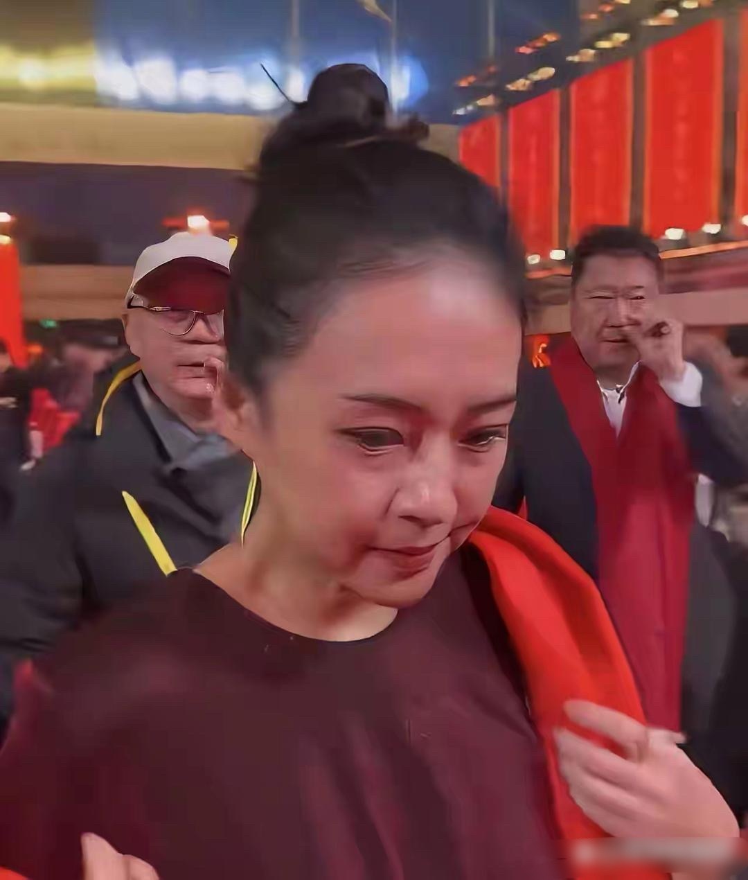 真是岁月不饶人呀，曾经的国际巨星已经满脸沧桑，满脸皱纹。皮肤松弛。 