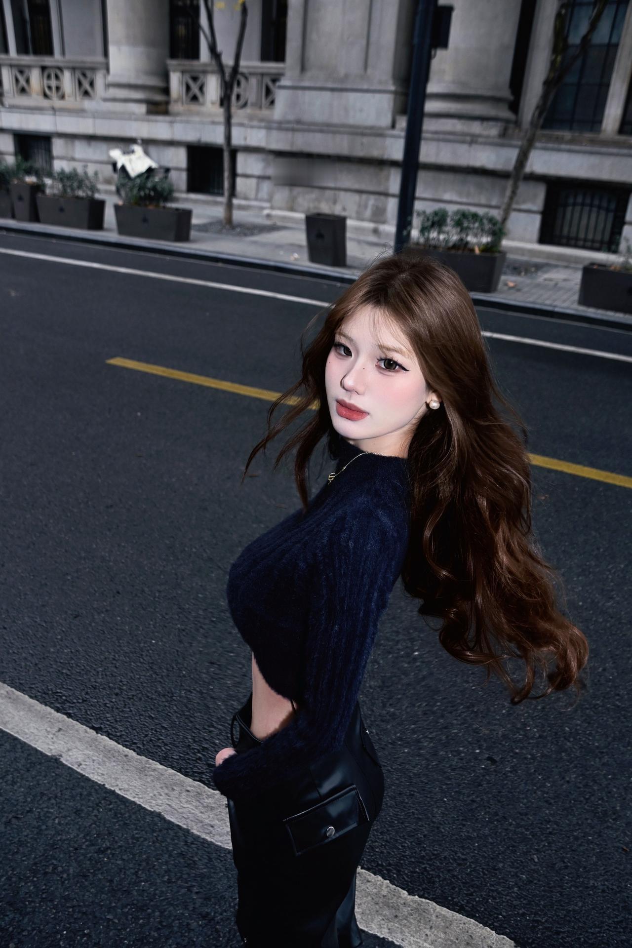 📷：尼康z30
✨：神牛480
预设：玩具
御姐 港风 街拍 回头杀