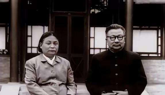 深夜三点，武汉的街道一片漆黑。曾志在家坐立不安，陶铸出门办事到现在还没回来。她脑