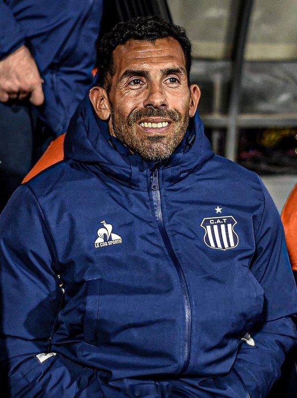 🇦🇷📊 塔勒雷斯主帅卡洛斯·特维斯赢得执教后的首场胜利：✅ 2-1 战胜曾