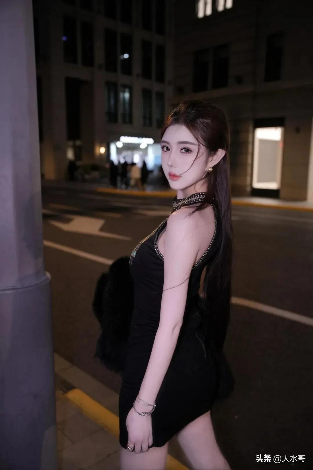 一张图记录元旦假期黑色超短礼服裙，外披皮草外套，寒冬也挡不住妹子的火辣身材[爱慕