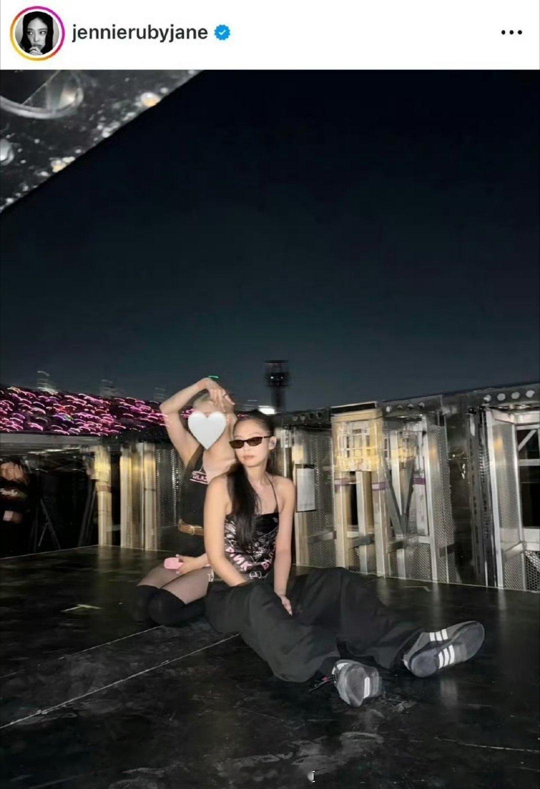 Jennie发和朴彩英的合照，但是把朴彩英打码了 Jennie打码朴彩英 ​​​