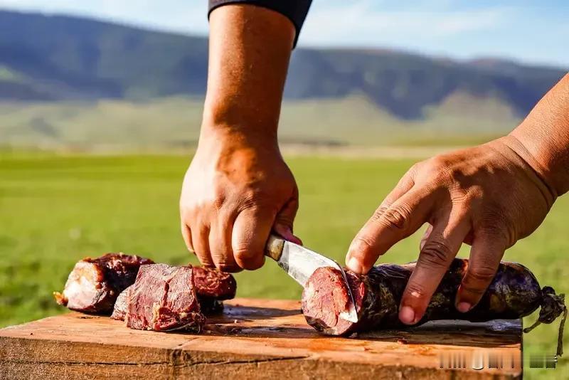 快讯！兖州食在民间驴肉火燒老板申某飞也太没底线了！为了多赚点钱，居然拿马肉、猪肉