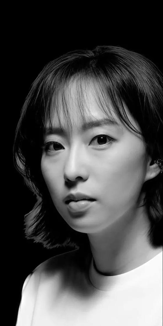 她们曾经是队友，是朋友，是日本乒乓球的"双子星"。现在，一个人站在聚光灯中央，另