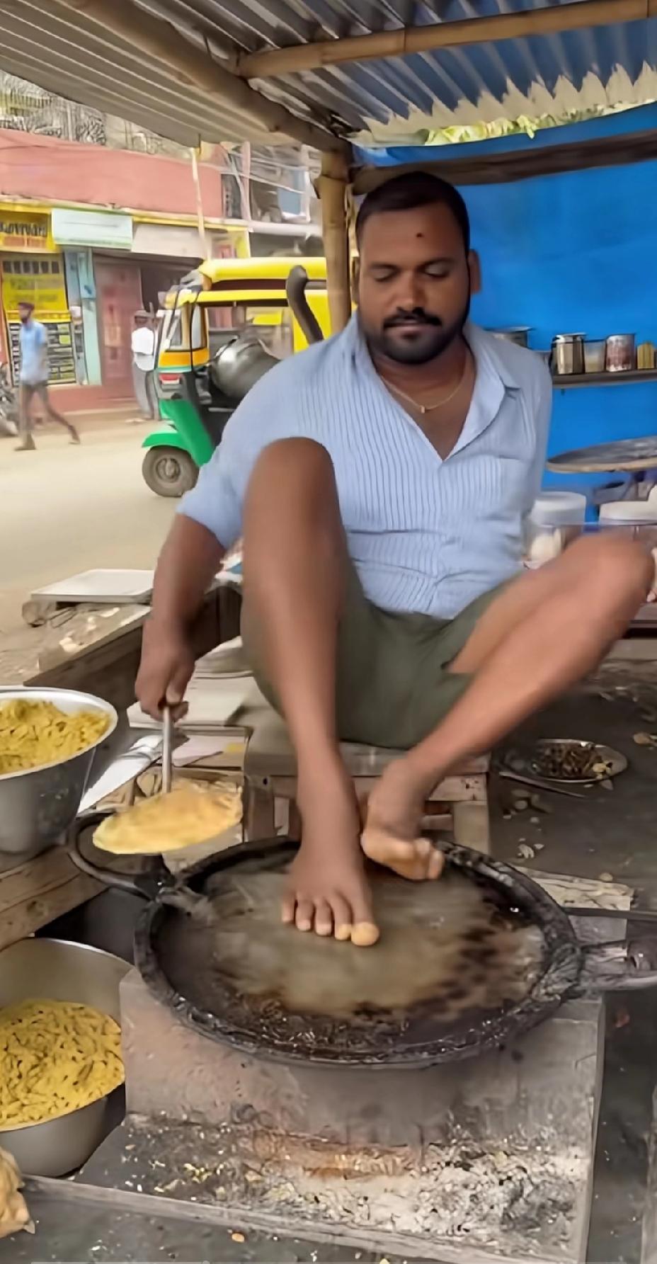 印度真是个奇葩的国家！
印度人的很多行为让世人很难理解，把牛当成神崇拜，牛尿当成