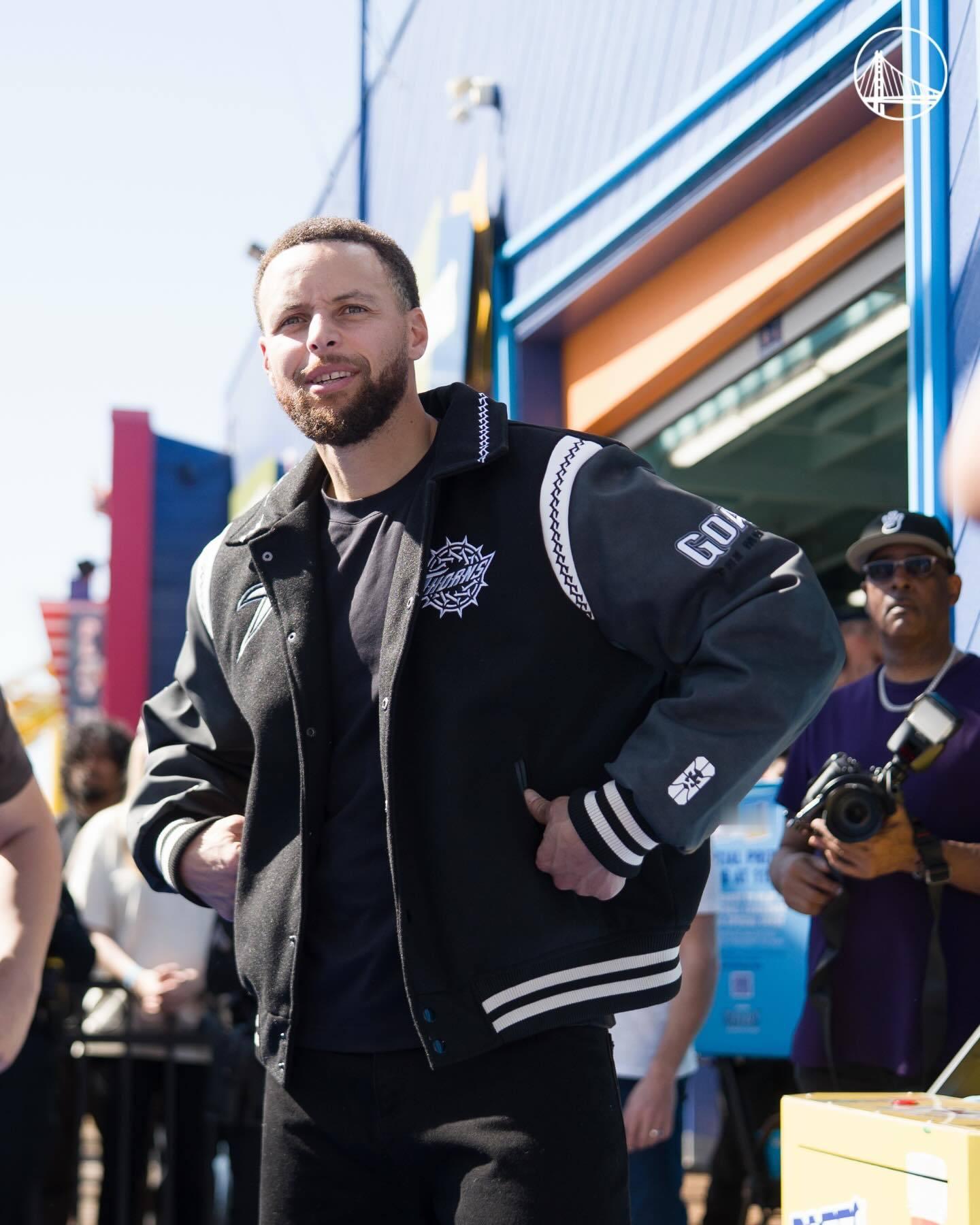 全明星第一天的库里，在洛杉矶出席各种活动，主业是宣传自己的动画电影《GOAT 》