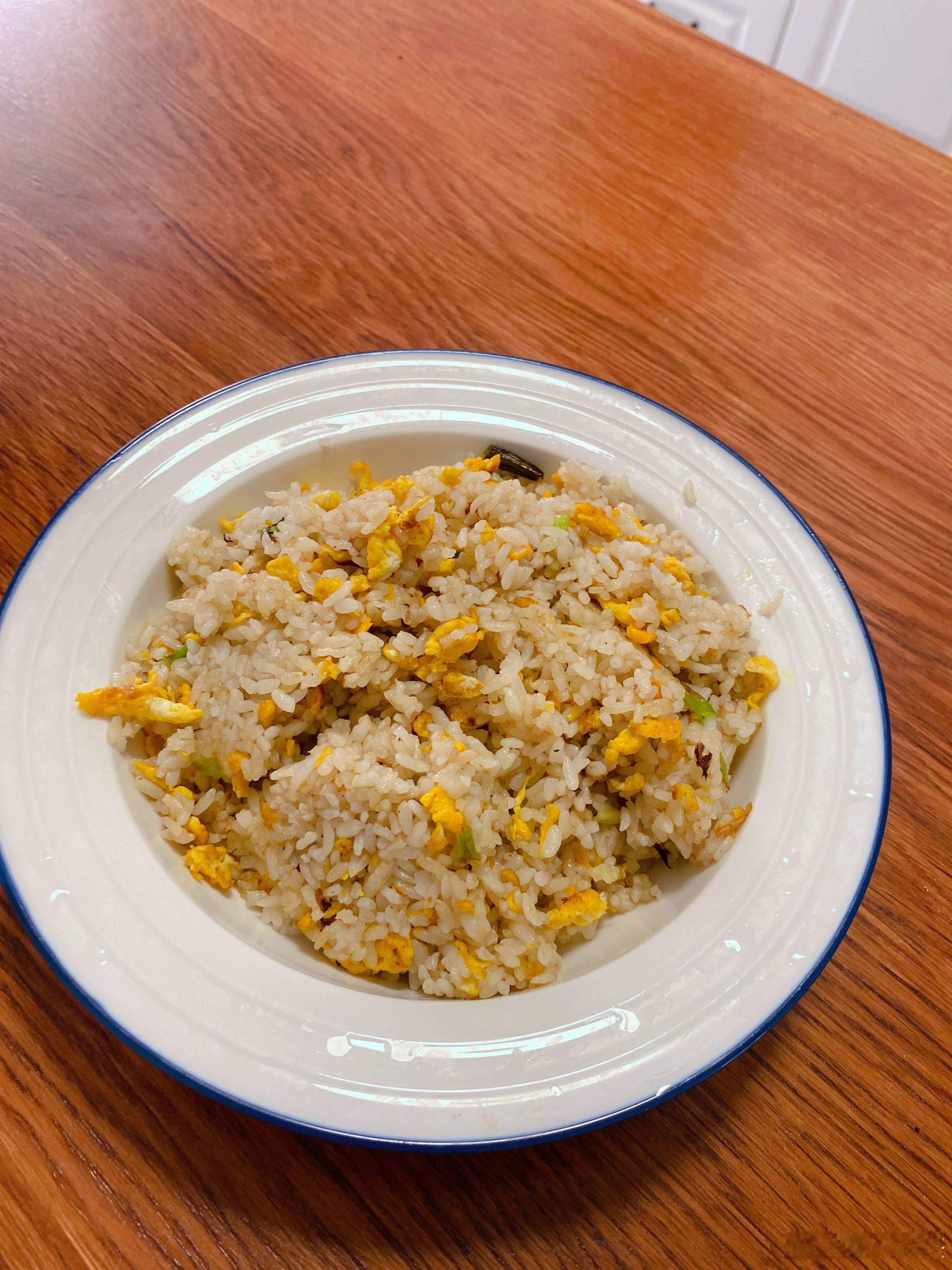 盐水梅花肉、煎巴沙鱼、辣椒炒回锅肉、蛋炒饭今日午餐好好吃饭简简单单又一餐