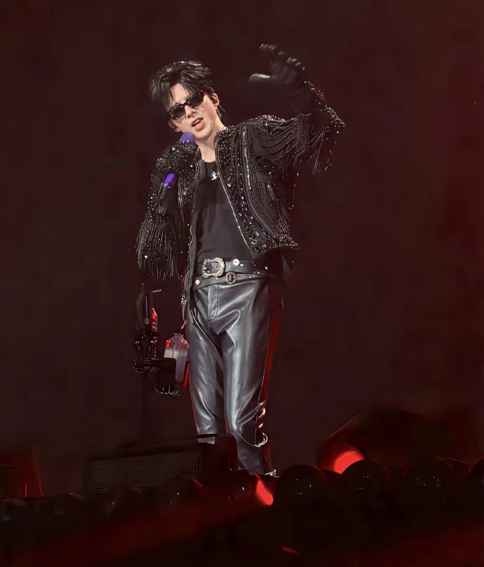 刘宇宁这条裤子演出没结束，估计就被他拉黑了，绝对连夜打包送走永不录用！这人真是绝