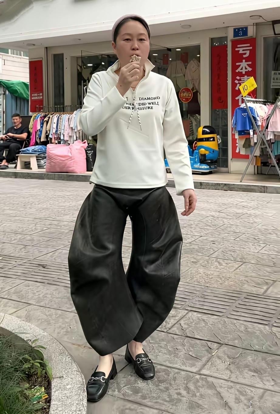 弯刀裤
功能之一
本就是为罗圈腿爱好者设计的，功能之二
就是为了让罗圈腿显得更加