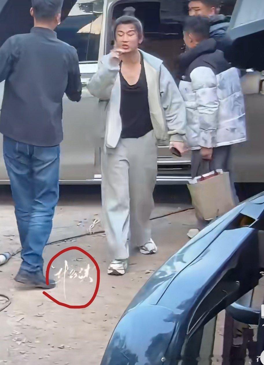 笑不活了请注意这有站子的水印，还是饭拍