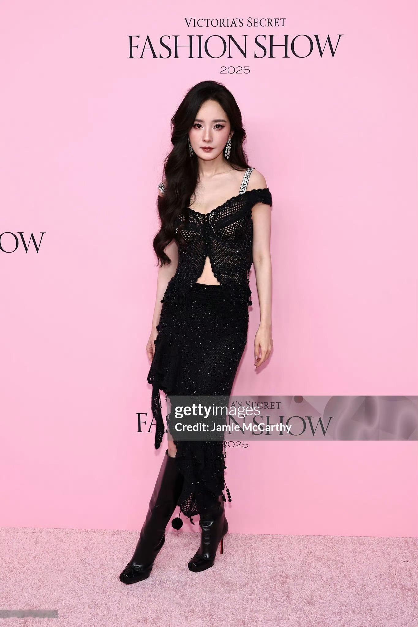 杨幂6天5场活动杨幂[超话]在复制粘贴的时代，你是手写的诗[鲜花] ​​​