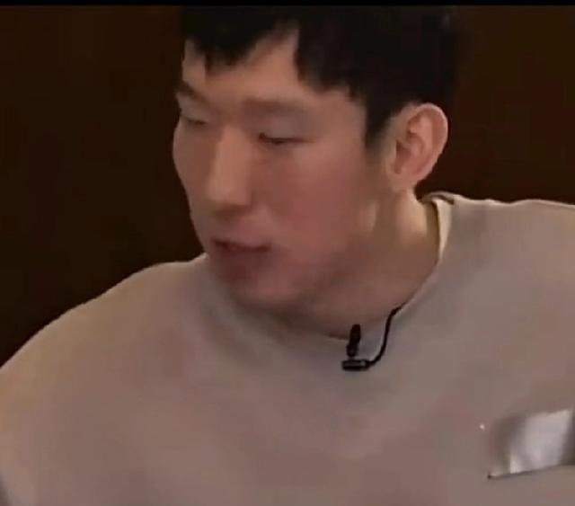 中国男篮运动员周琦最近在一次访谈中分享了自己当年尝试挑战NBA的经历。这位中锋坦