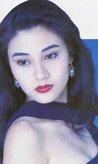 1993年，李嘉欣在出演《原振侠》时期拍摄的一幅杂志写真。