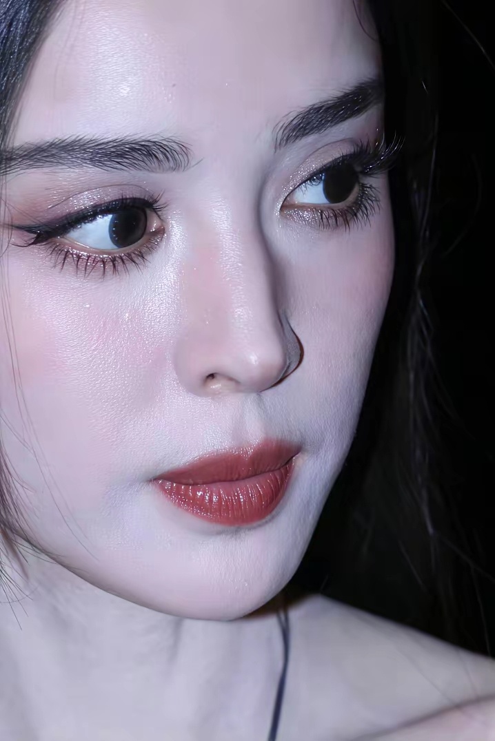 迪丽热巴和古力娜扎无美颜原相机，感觉各有各的美。 