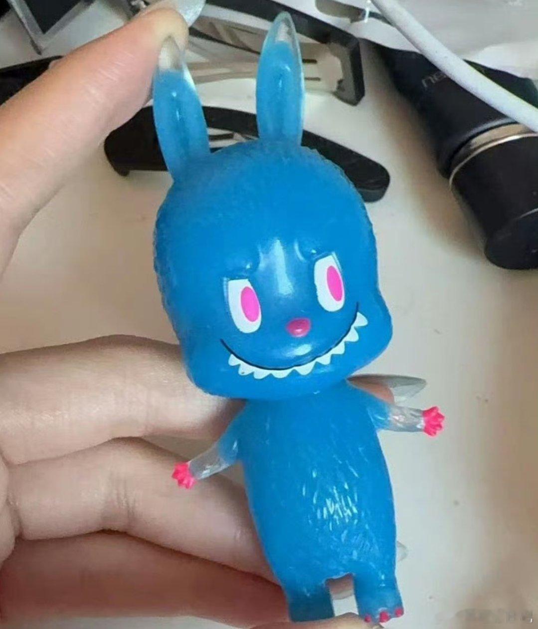 据说前面两个是初代labubu，后面两个的是现在的版本，哪个更好看 ​​​
