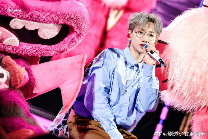 汪苏泷这个抖胸太权威了汪苏泷南京演唱会 抖胸名场面引爆现场，《黑梦》律动感超绝，