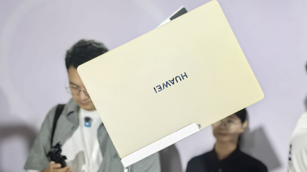 一台798克的电脑，藏着华为鸿蒙的野心|硬件100