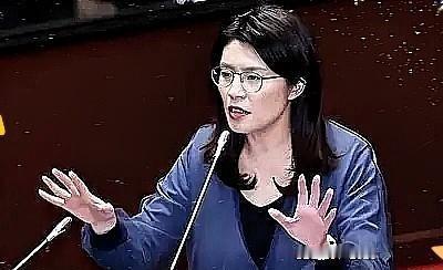 万万没料到，新当选的国民党主席郑丽文，一查才发现她不仅是个“蓝二代”，身上流着那