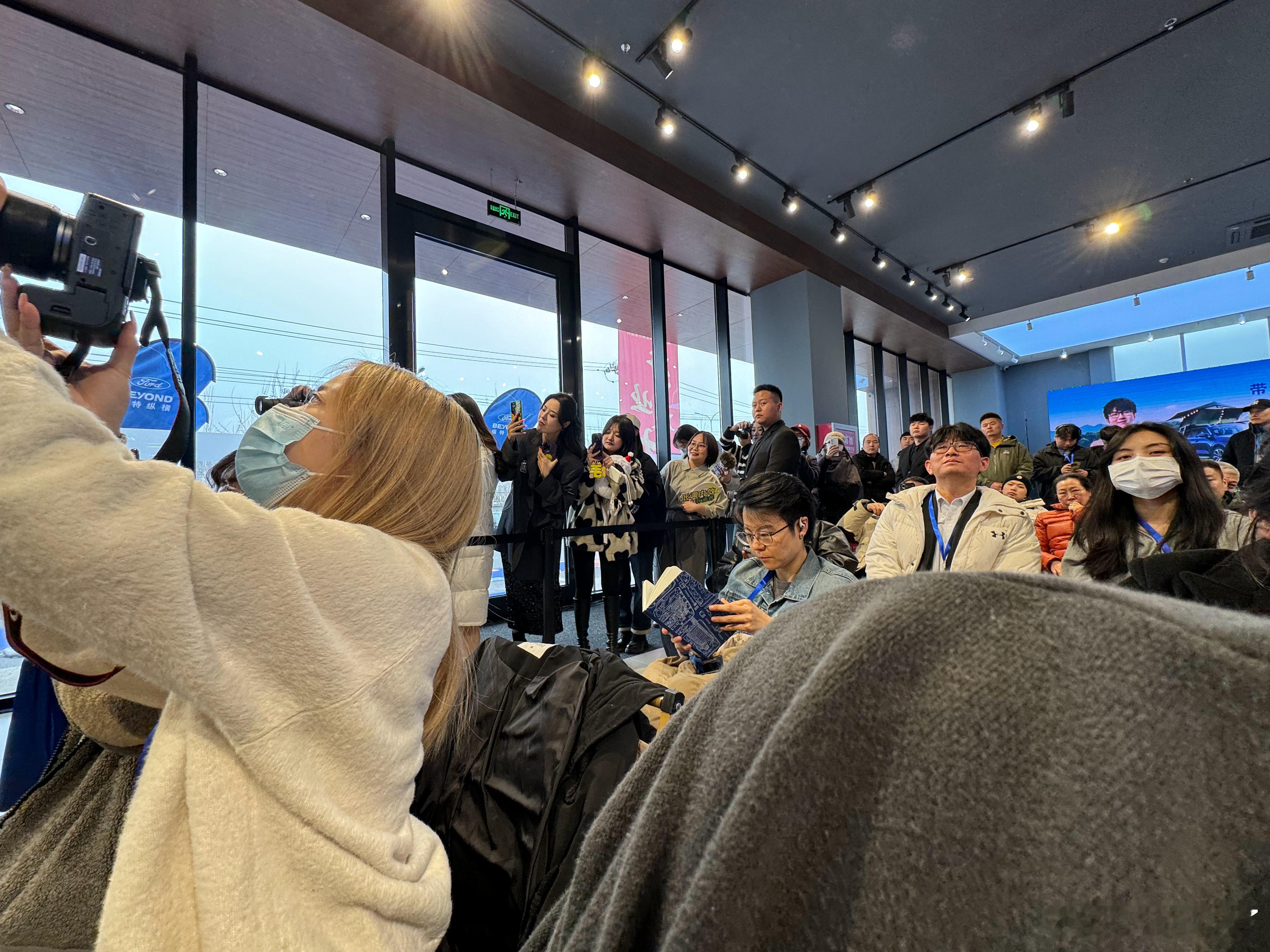 兄弟们！见到明星了！出息了！我在KTV可喜欢唱毛毛的歌了！ ​​​