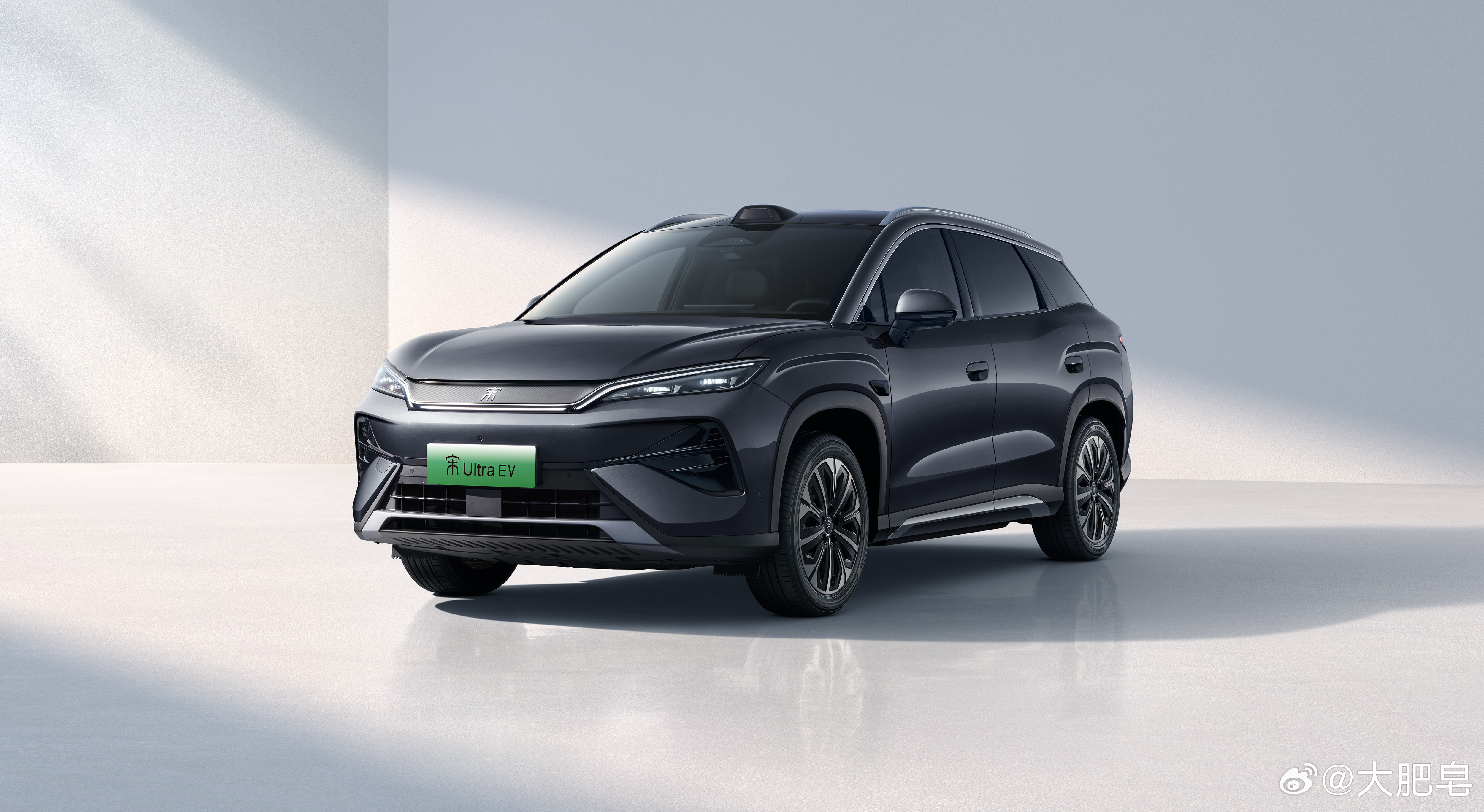 配色有六种，说明什么？说明比亚迪宋Ultra的目标人群很多应该是属于年轻家庭的，