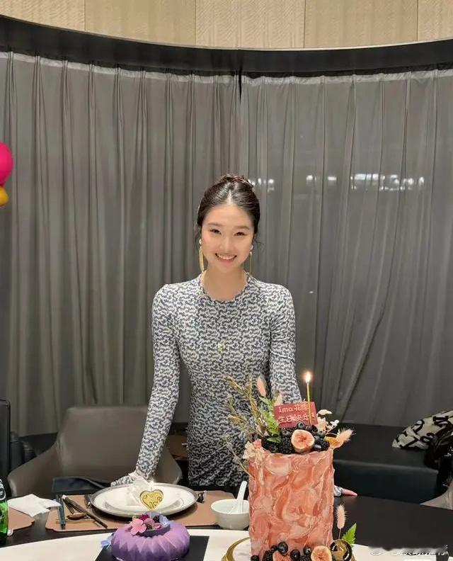 马伊琍大女儿分享了周末美照，16岁爱玛亭亭玉立，越变越美了！ ​​​