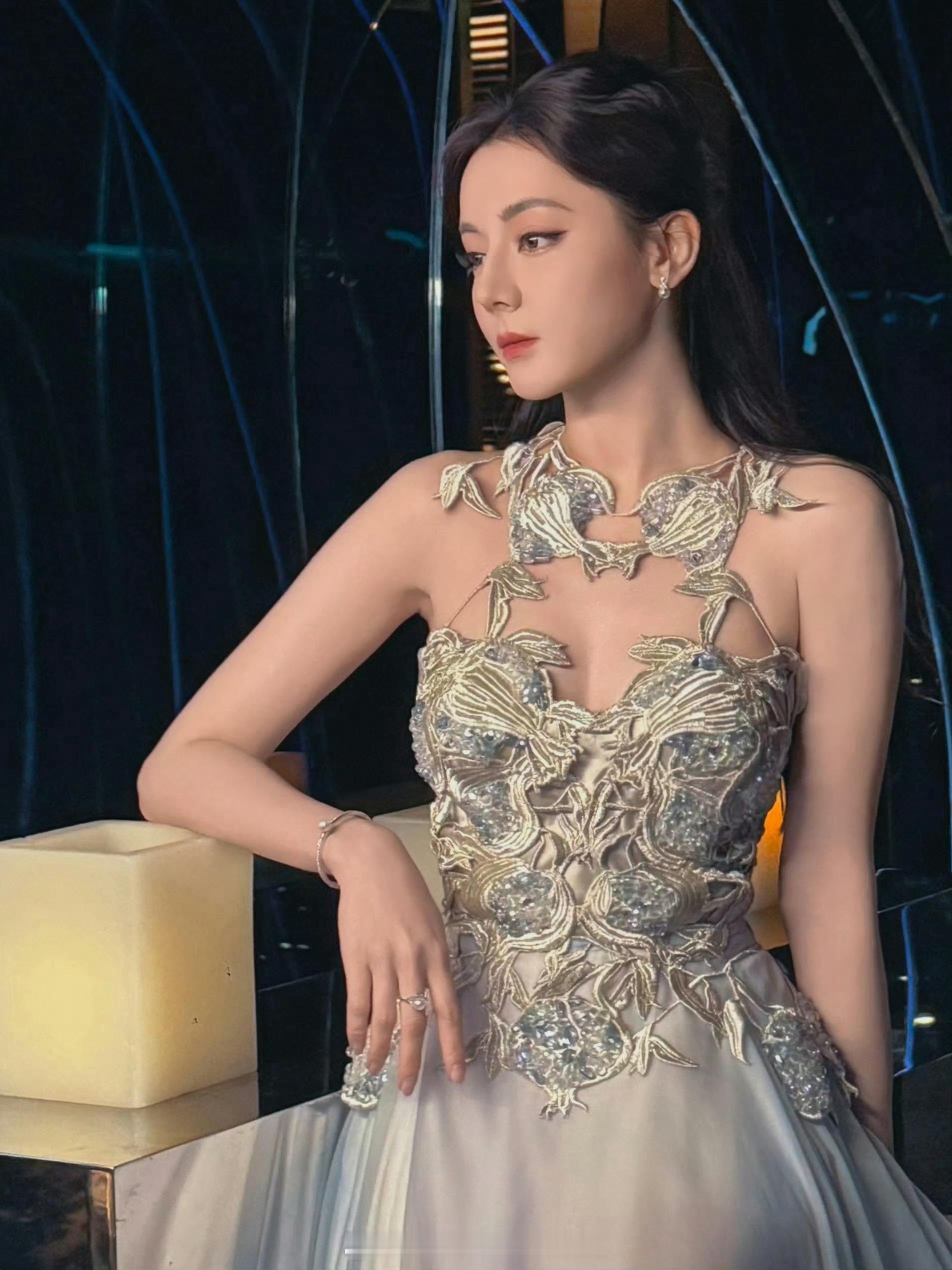 迪丽热巴蓝白镂空高定裙热巴最近这几次的妆造都有点美得不像话了 ​​​