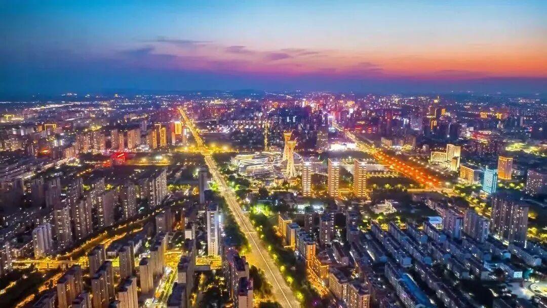 2025年，山东GDP突破10万亿，成为全国第三个迈过这条线的省份。而山东的万亿