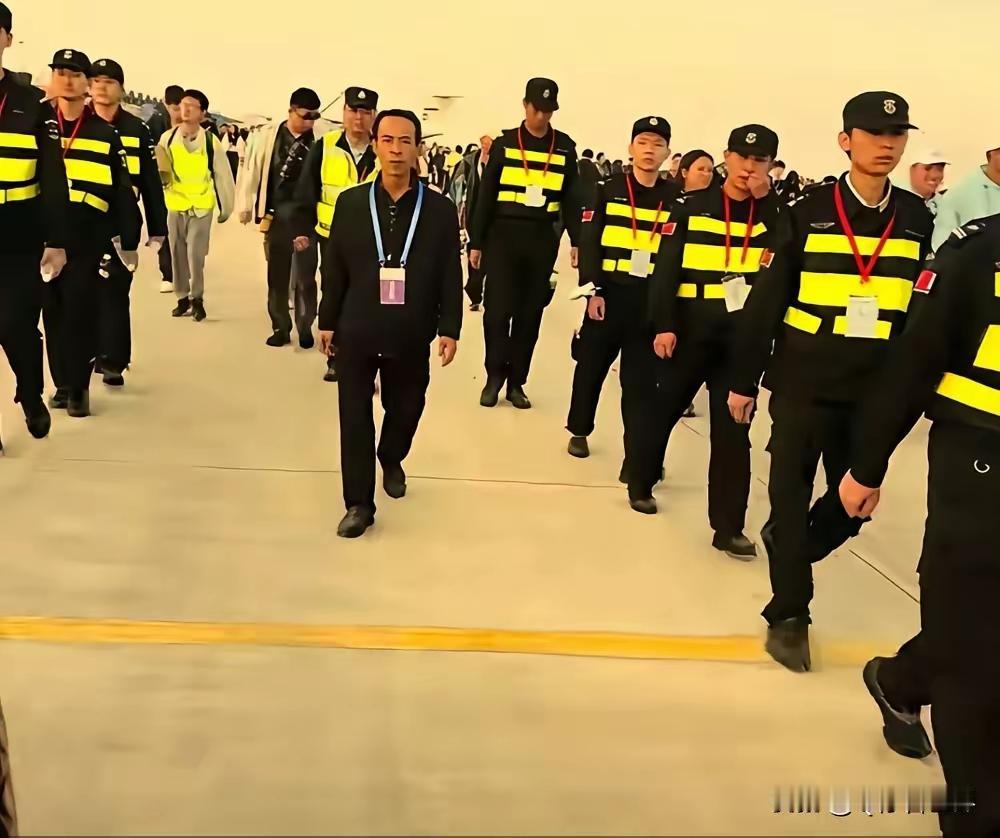 此刻突然想起一句老话：

押赴X场
验明正身
执行Q决