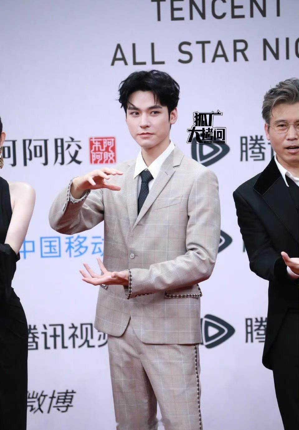 龚俊、刘宇宁、张凌赫星光大赏红毯 同媒体生图🈶来看看帅哥们状态咋样