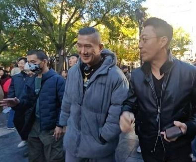 馆长陈之汉在北京，汪小菲带他品尝豆汁等当地美食。 ​​​