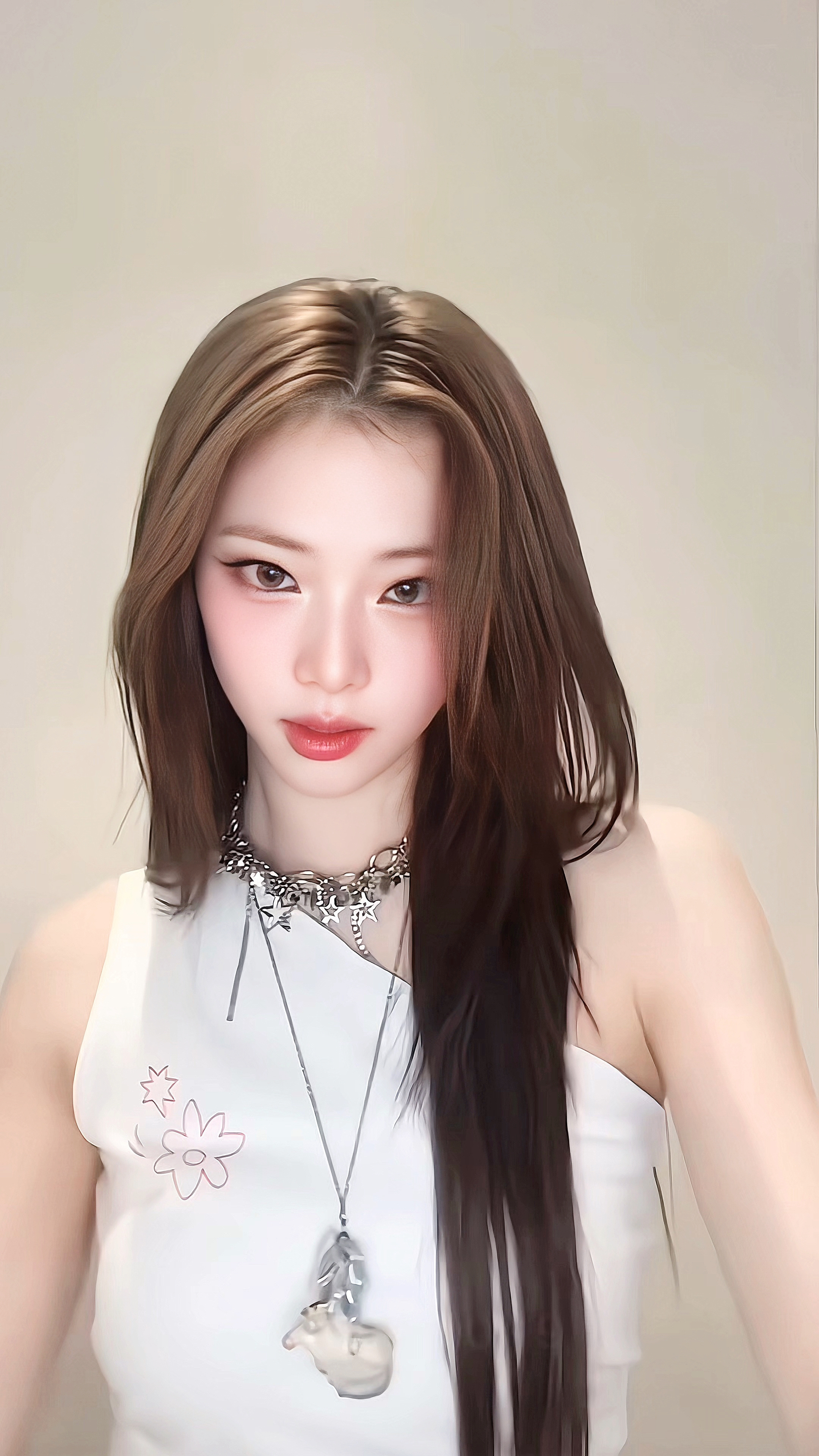 0000娃娃脸有些意外。先前宁璃说起这事儿的时候，还总是满眼欢喜，怎么今天...