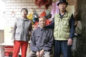 2003年，贵州，1男子掉进河里，被68岁老汉搭救。为报恩，男子常去照顾老汉，俩