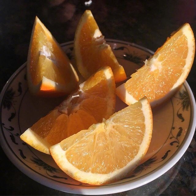低调是为了生活在自己的世界里，高调是为了生活在别人的世界里。——冯骥才
