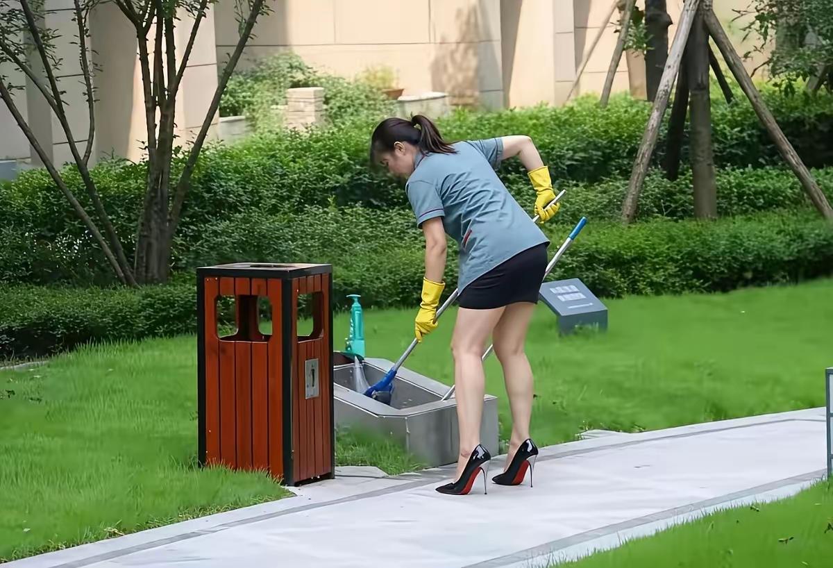 这明显的是摆拍吧？环卫工穿这样来工作有点不适合吧？