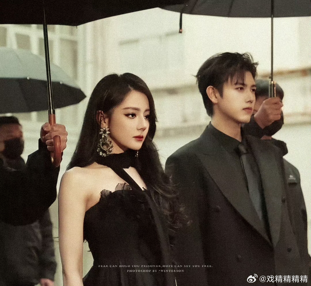 迪丽热巴陈飞宇同框被吐槽有年龄感看哪一对更有年龄感，网友评评理