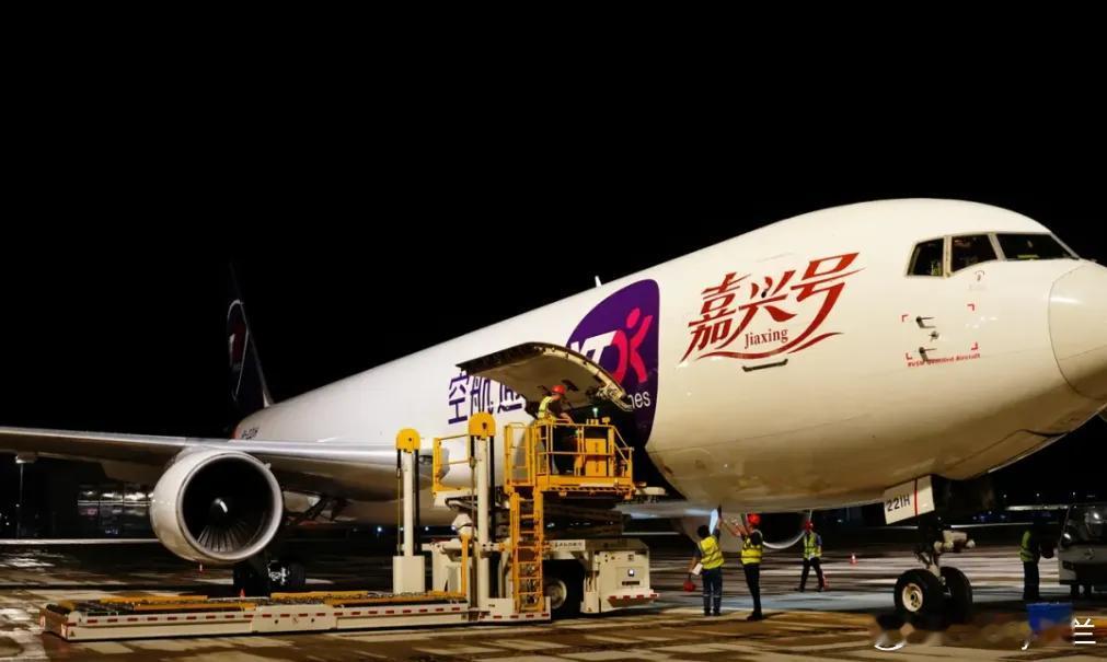 6月20日凌晨1时21分，圆通航空YG9025航班搭载50吨货物从嘉兴南湖机场起