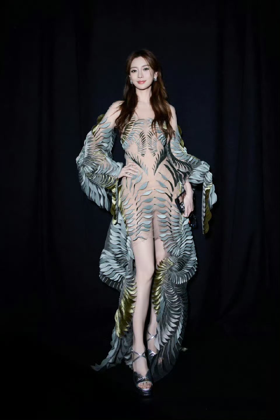 高定女王呀Angelababy下车Angelababy解锁全新高定 ​​​