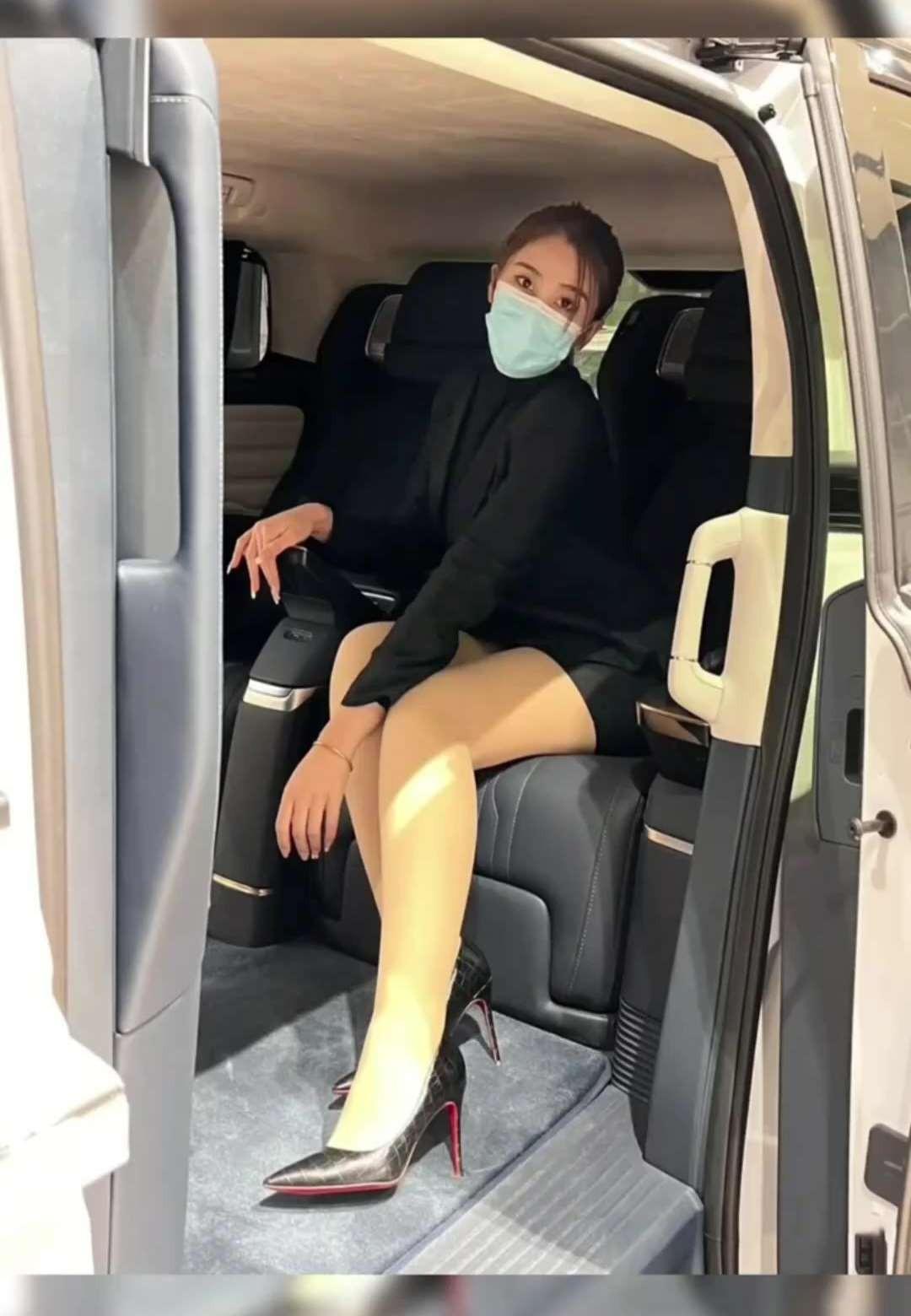 昨天村子里忽然闹出了大动静，刘大叔竟然拒绝了儿媳送来的十万元！街坊邻居们议论纷纷