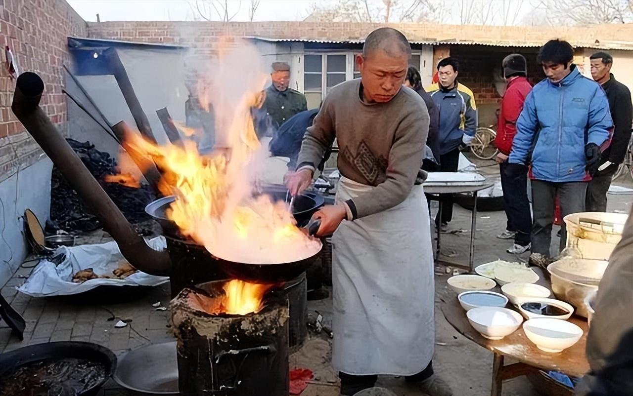 政府禁止办酒席，其实是制止“事儿逼”收割老实人。
网上有人提问：百姓办酒席，就算