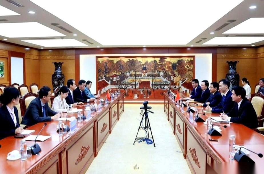 越南对新铁路的渴望，几乎写在了脸上。
1月3号，财政部长前脚刚敲开中方大使的门，