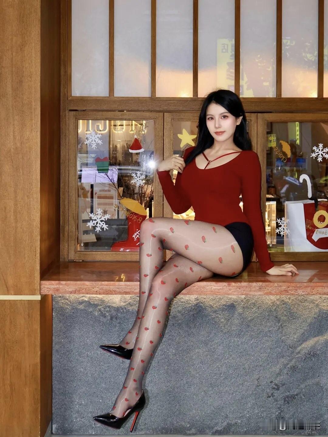 性感丝袜裹身，玉体玲珑似花。