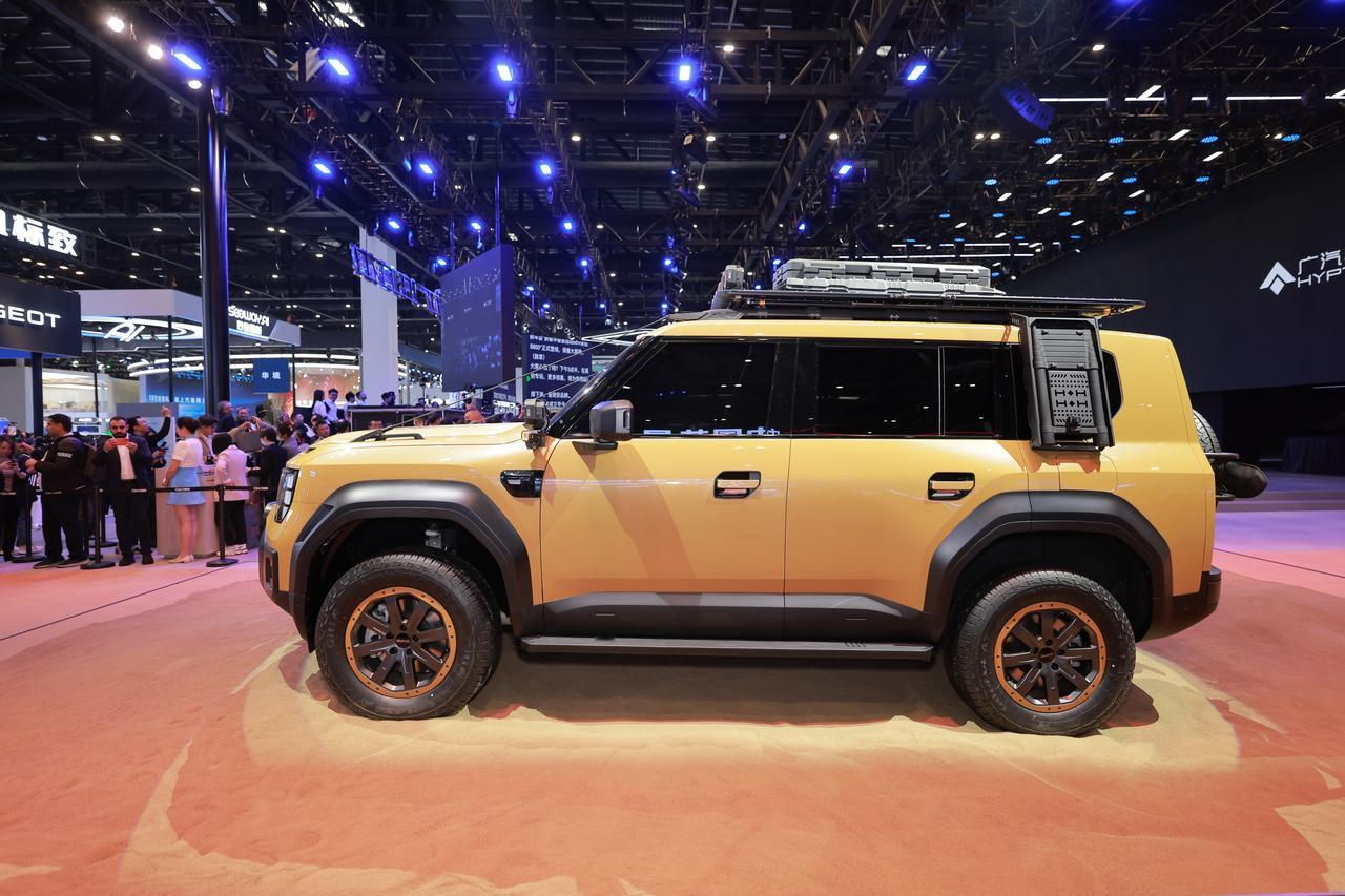 被广汽展台上的具身智能人形机器人和飞行汽车刷屏了。但这只是冰山一角。

广汽这次