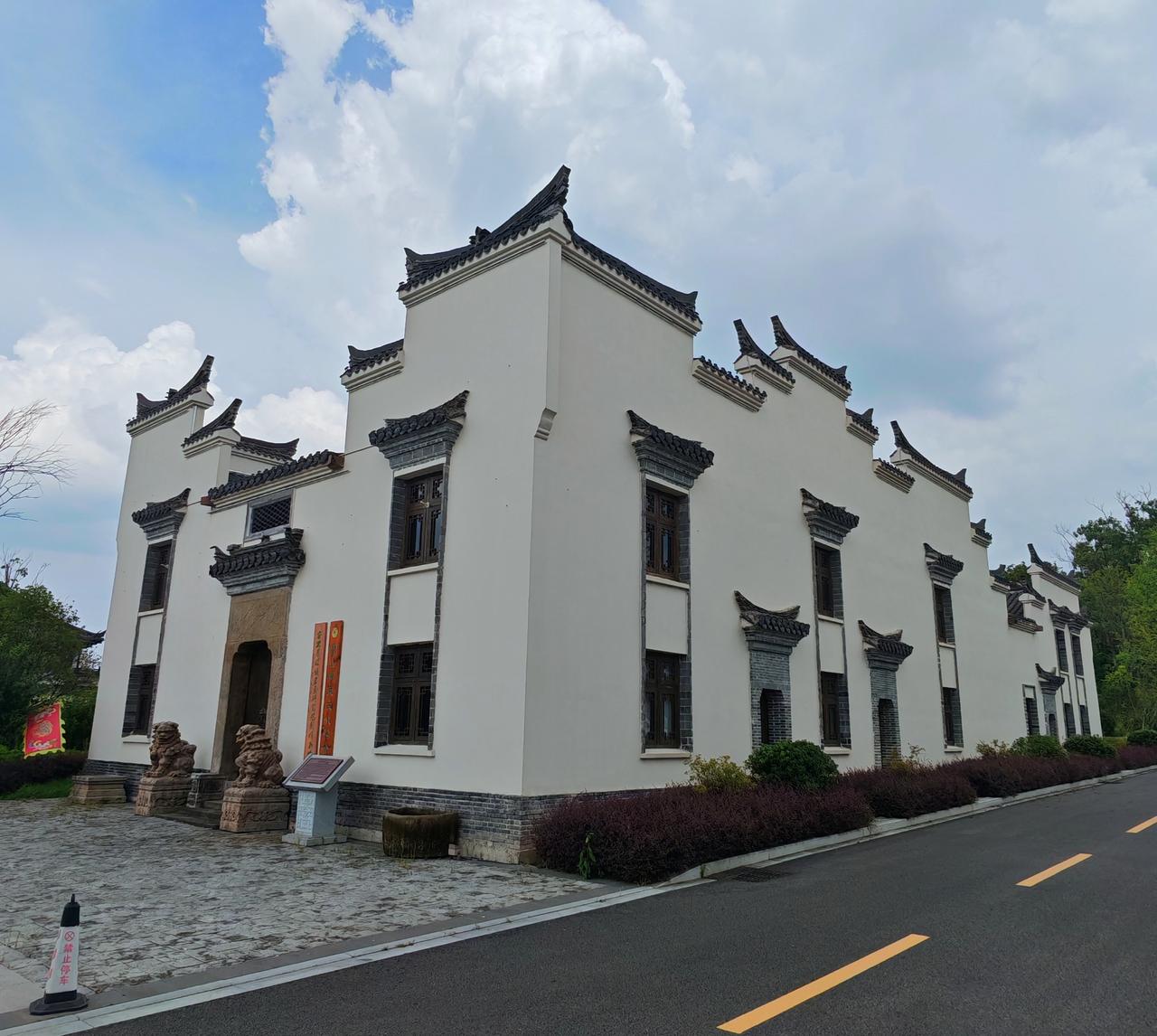自我疗愈8招

01、情绪接纳：不抗拒负面情绪，允许难过、焦虑自然流动，不对自我