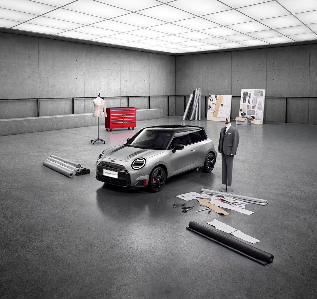 电动 MINI JCW 缎光特别版“藏锋”～采用缎光银磨砂车漆，自带低调贵气，金