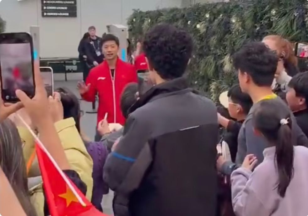 男粉丝高喊“我爱你” 马龙被围堵无法脱身 机智大喊：王楚钦要出来了 