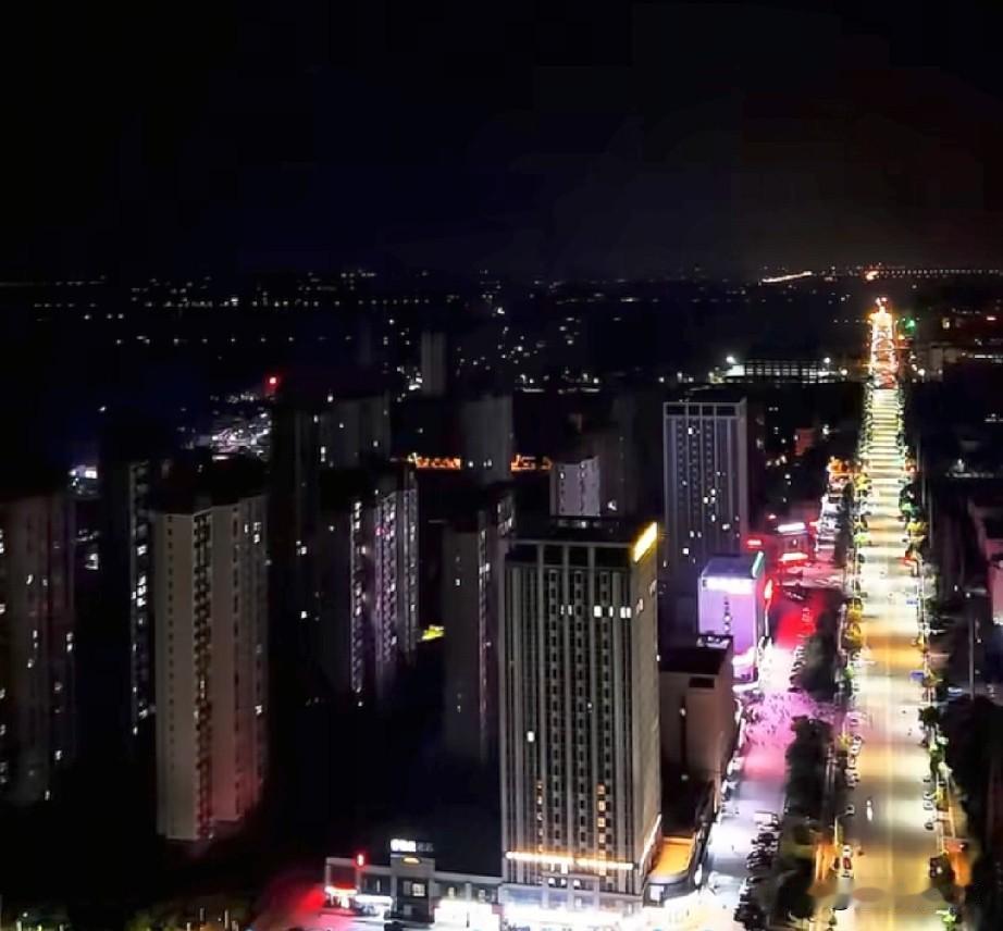 淮南市寿县新桥新城超6万学生开学，带动了上千家大小餐饮人就业，市场非常繁荣
9月