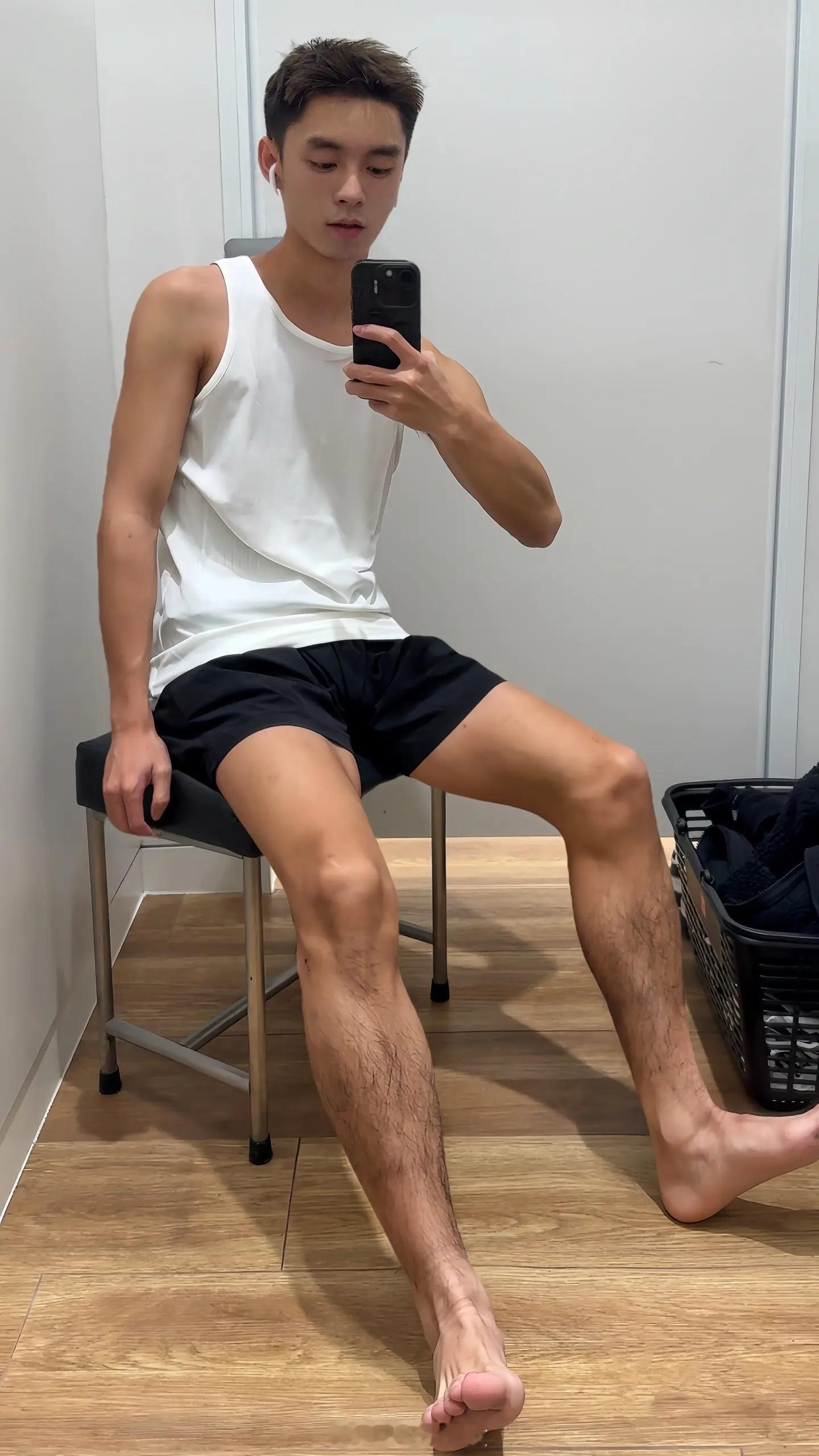 帅脚好大[舔屏][舔屏][舔屏]是多大码的？[赞][赞][赞] 