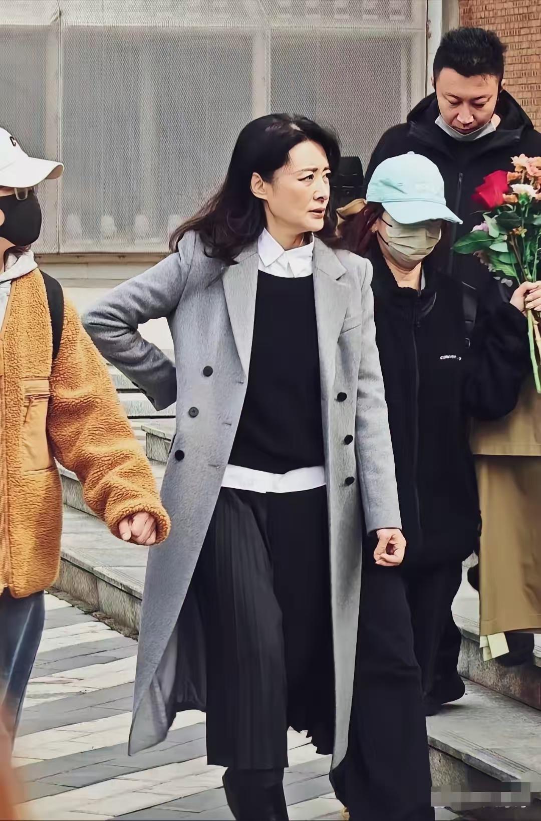 前央视美女主持人周涛已经58岁，仍在事业上打拼。据说从保利集团辞职后，她主要从事