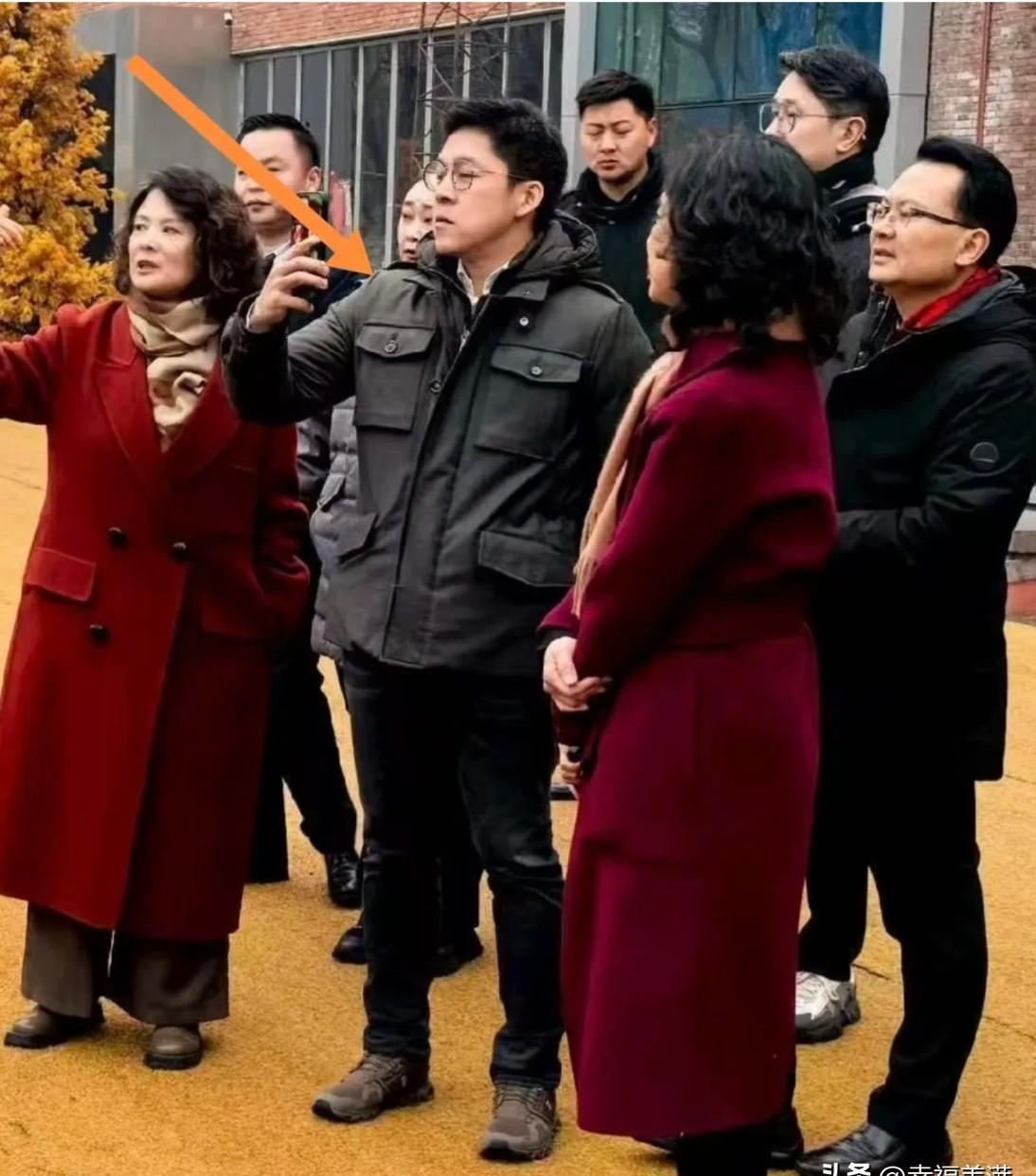 霍启刚在北京街头被认出来，第一反应不是躲镜头，而是笑着问对方吃饭没。
当时他穿着